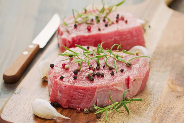 Rauw vlees met peper en knoflook — Stockfoto