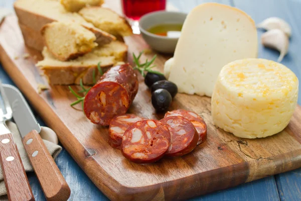 Saucisse fumée, fromage et pain — Photo