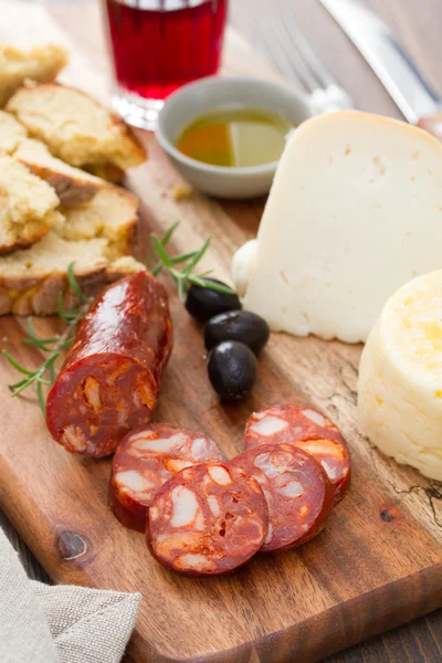 Tütsülenmiş sosis, peynir, ekmek — Stok fotoğraf