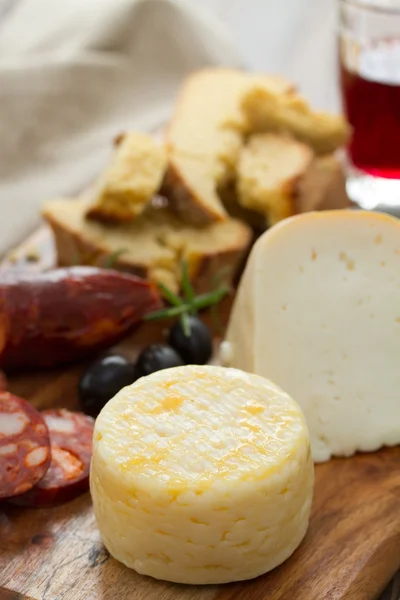 ソーセージ、パン、赤ワインとチーズします。 — ストック写真