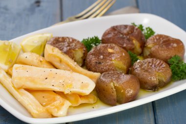 Ahtapot beyaz tabak patates ile