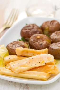 Ahtapot beyaz tabak patates ile