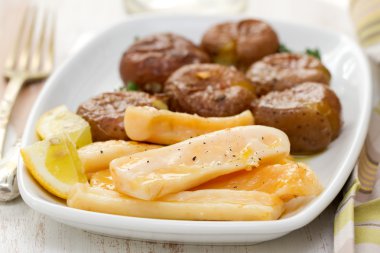 Ahtapot beyaz tabak patates ile