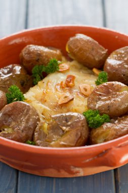 seramik tabak patates ile balık