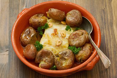 seramik tabak patates ile balık