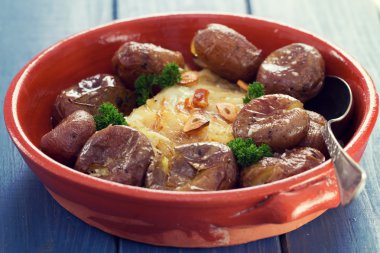 seramik tabak patates ile balık