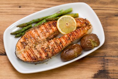 ızgara somon kuşkonmaz ve patates