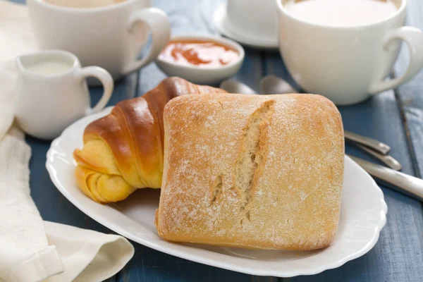 Brot mit Kaffee auf blauem Holzgrund — Stockfoto