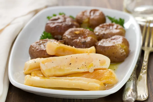 Bläckfisk med potatis på vita skålen — Stockfoto