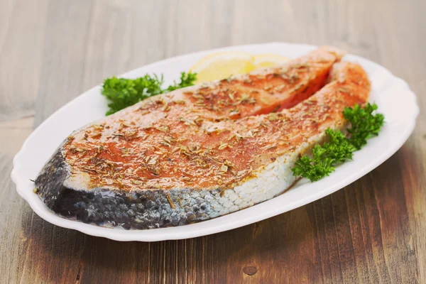 Salmón fresco con hierbas en plato blanco —  Fotos de Stock