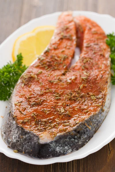 Salmón fresco con hierbas y limón —  Fotos de Stock