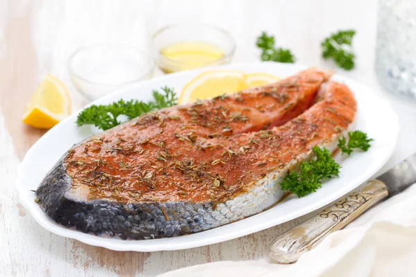 Salmón fresco con hierbas y limón —  Fotos de Stock