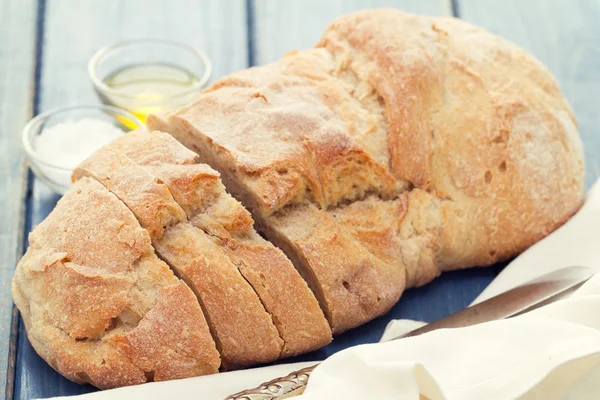 Pan con cuchillo —  Fotos de Stock