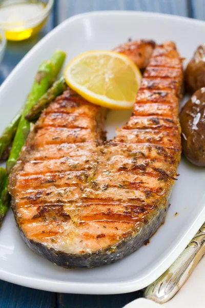 Grilled salmon with lemon and vegetables — Stock Photo, Image