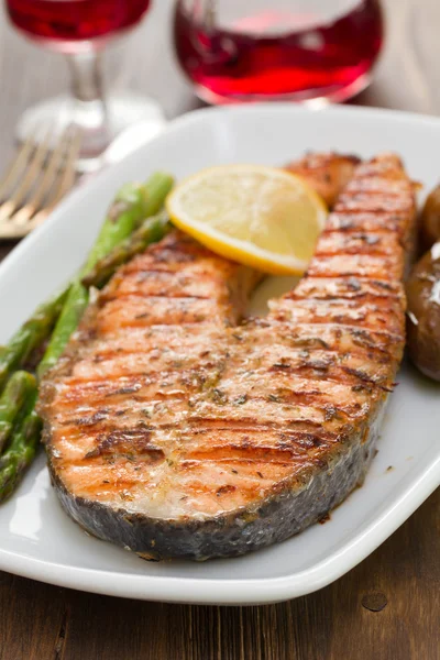 Grilled salmon asparagus and potato — Stock Photo, Image