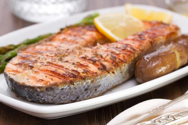 Gegrillter Lachs mit Zitrone und Gemüse — Stockfoto