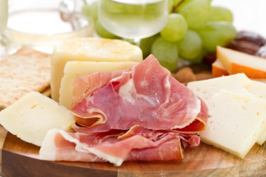 Prosciutto ahşap pansiyon peynir ve beyaz şarap ile