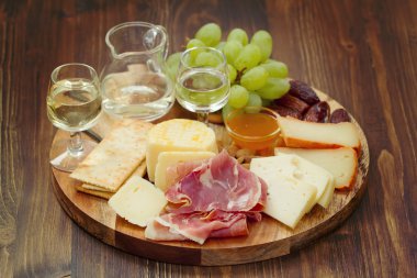 Prosciutto peynir ve beyaz şarap ile 