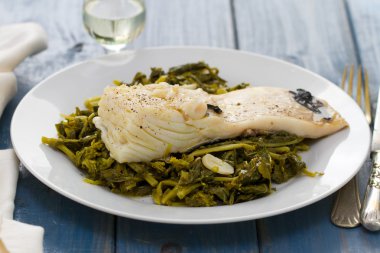 Morina balığı beyaz tabakta şalgam yeşilliği ile