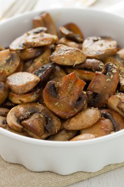 Kızarmış yağlı mantar beyaz çanak üzerinde