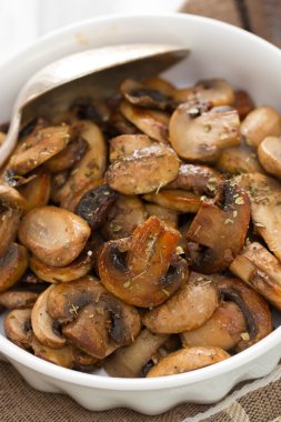 Kızarmış yağlı mantar beyaz çanak üzerinde 