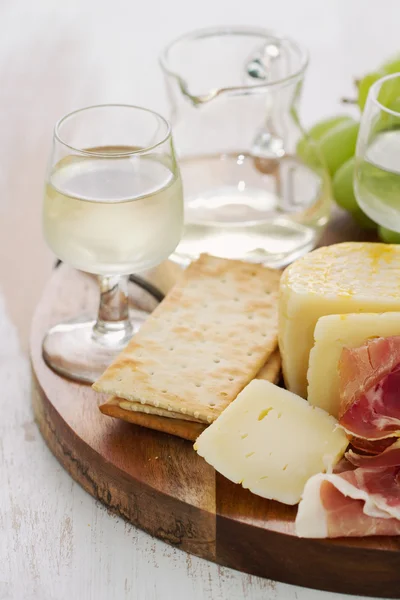 Prosciutto ile peynir ve şarap ahşap tahta — Stok fotoğraf