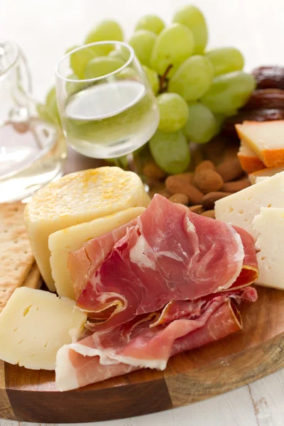 Prosciutto com queijo e vinho branco — Fotografia de Stock