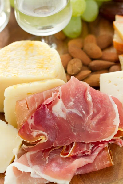 Prosciutto peynir, üzüm ve beyaz şarap ile — Stok fotoğraf