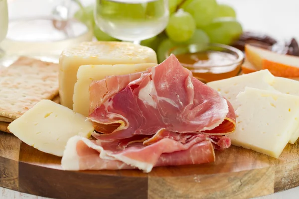Prosciutto peynir, üzüm ve beyaz şarap ile — Stok fotoğraf