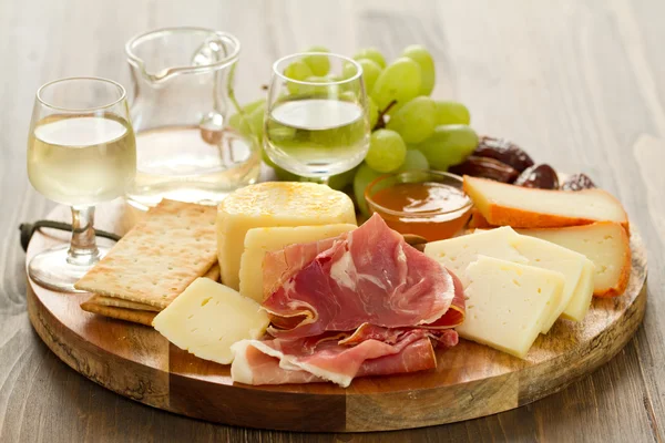 チーズと白ワインと生ハム — ストック写真