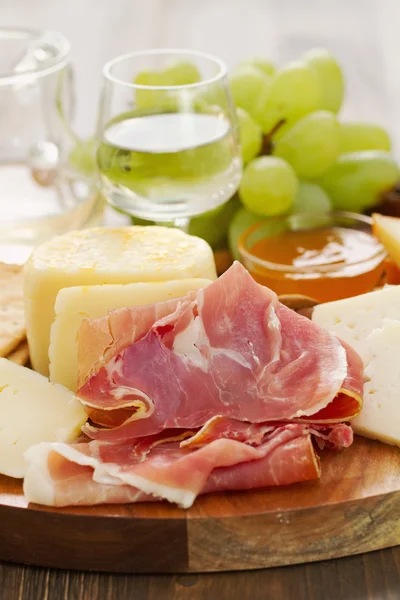 Prosciutto com queijo e vinho branco — Fotografia de Stock