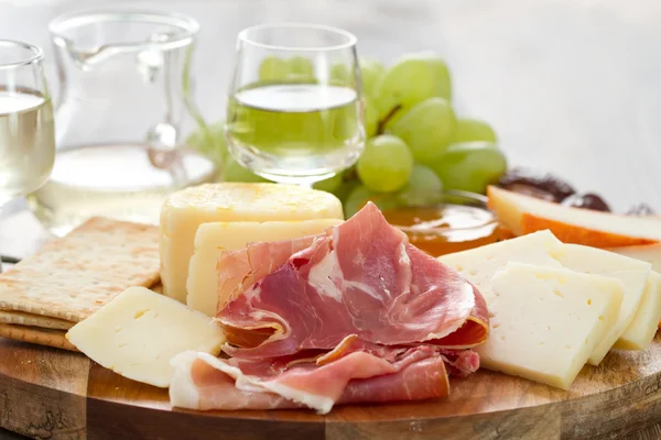 Prosciutto com queijo e vinho branco — Fotografia de Stock