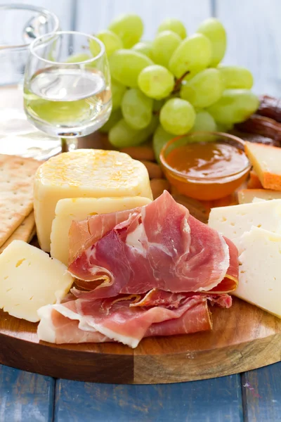 Prosciutto au fromage et vin blanc i — Photo