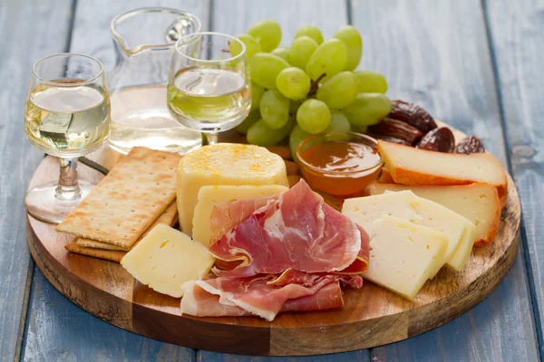 Prosciutto com queijo e vinho branco — Fotografia de Stock