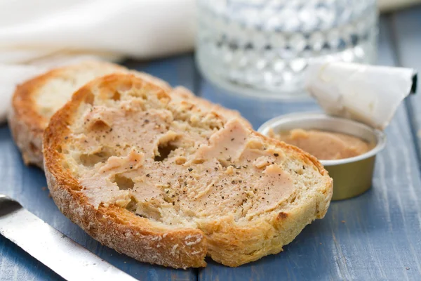 Bread with fish pate — Stock Photo, Image