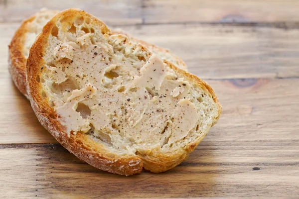 Bröd med fisk pate — Stockfoto