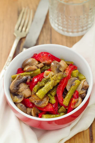 Fried asparagus with red pepper and onion — Stock Photo, Image