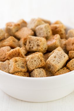 Beyaz arka plan üzerinde beyaz tabak içinde croutins