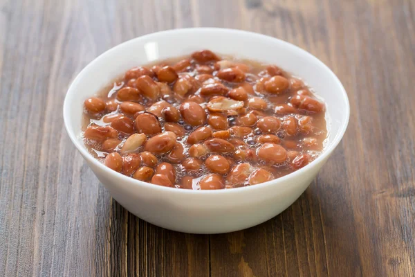 Judías hervidas en plato blanco — Foto de Stock