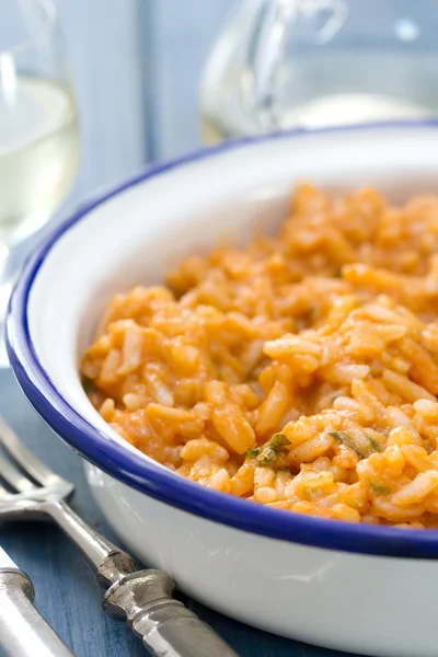 Arroz com frutos do mar em prato com vidro — Fotografia de Stock