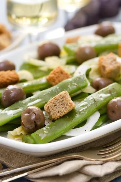 Salad green beans with olives and croutins — Stock Photo, Image
