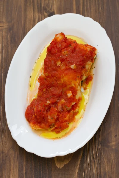 Pescado de bacalao con salsa de tomate en plato blanco —  Fotos de Stock