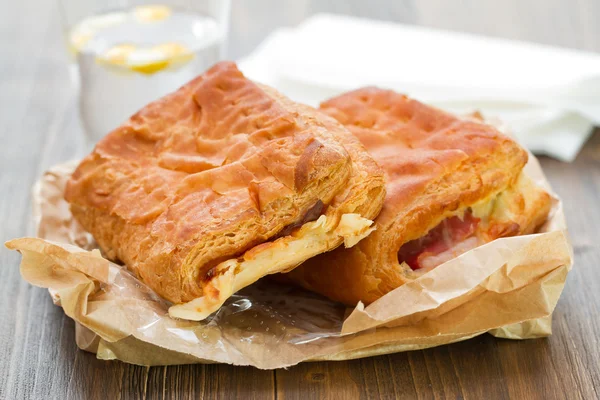 Brood met ham en kaas met glas water — Stockfoto