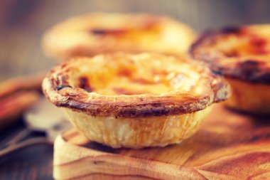 Tipik Portekiz tatlı pastası de nata