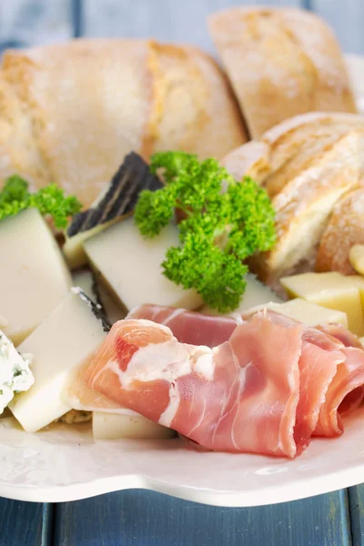 Prossiutto с сыром и хлебом — стоковое фото