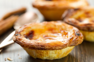 Tipik Portekiz tatlı pastası de nata