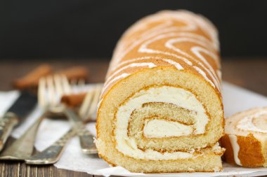 kahverengi zemin üzerine beyaz kağıt rulo