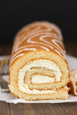 kahverengi zemin üzerine beyaz kağıt rulo