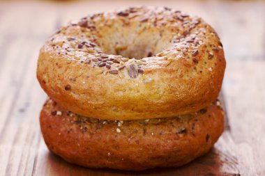 kahverengi ahşap zemin üzerinde iki taze simit