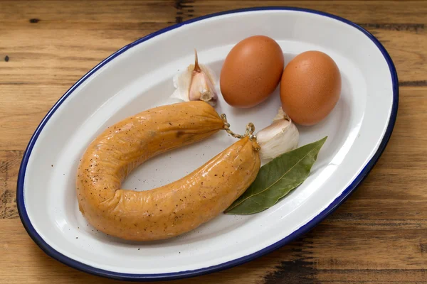 Salchicha alheira portuguesa con huevos en plato blanco — Foto de Stock